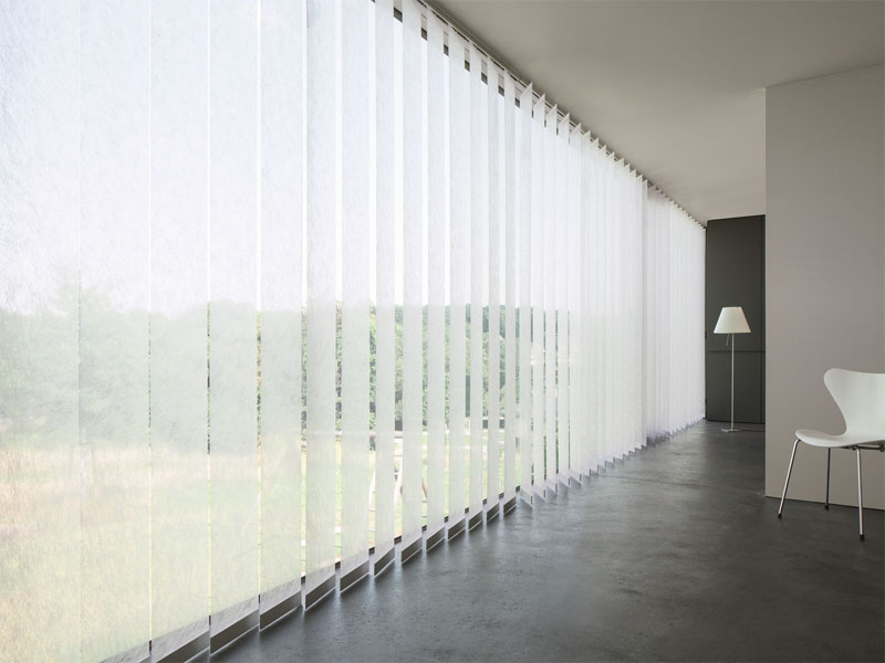 Hình ảnh xoay neh lá rèm để tạo một góc hở cho phép ánh sáng từ bên ngoài chiếu vào.